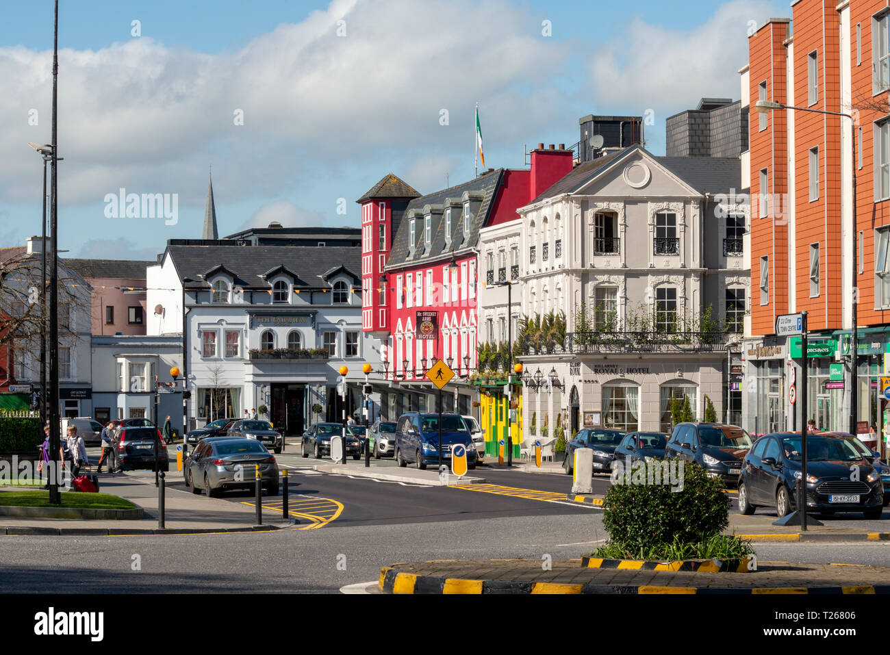 Killarney Ireland Streets e vista sulla strada del McSweeney Arms Hotel, del Killarney Royal Hotel e del Fairview Hotel nel centro di Killarney durante il giorno di sole. Foto Stock