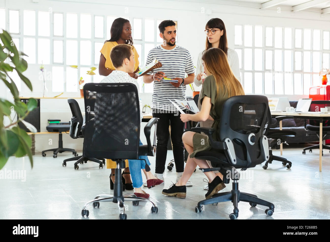 I colleghi a discutere in office Foto Stock