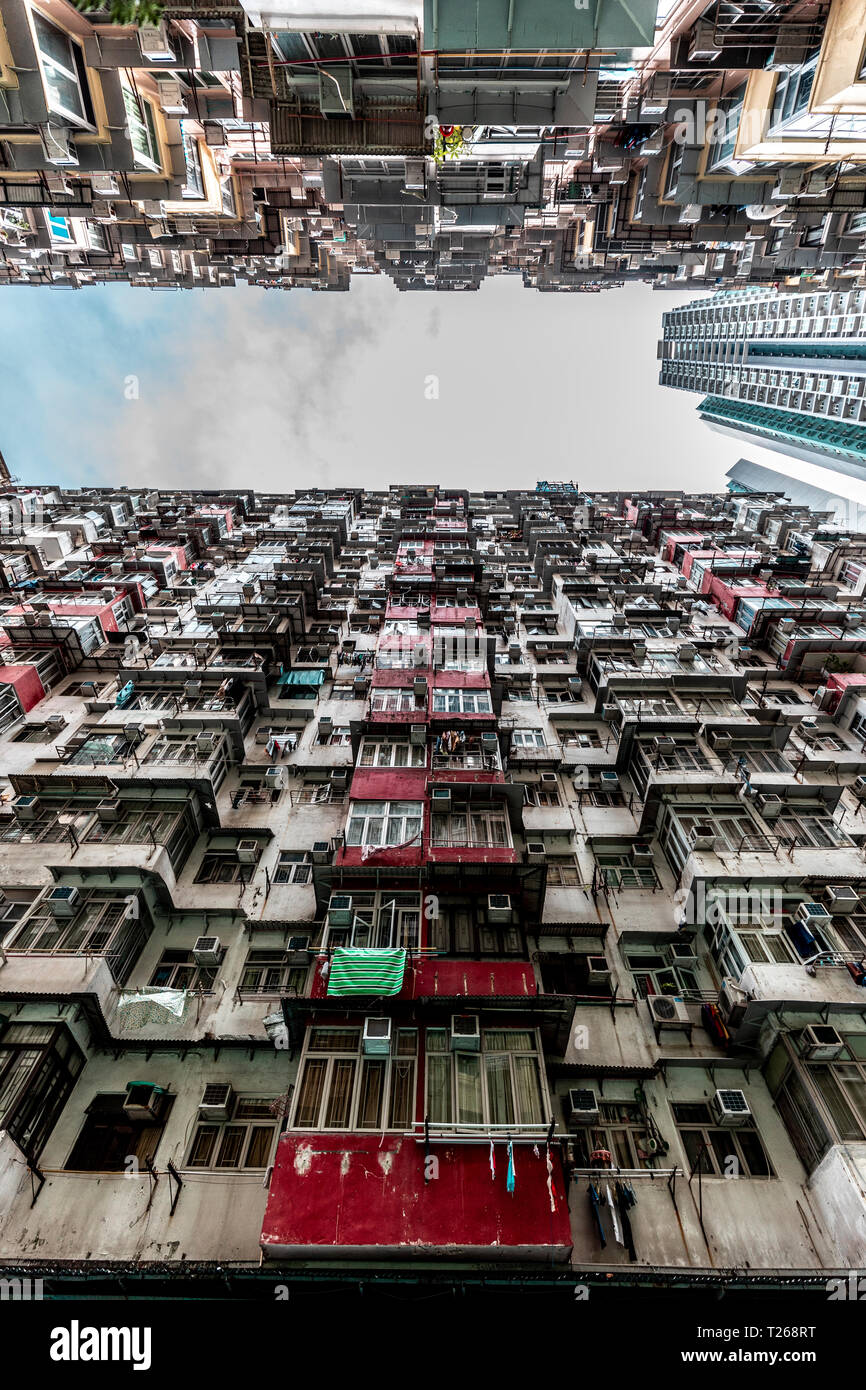 Hong Kong, Quarry Bay, blocchi di appartamenti in contrasto con il grattacielo moderno Foto Stock
