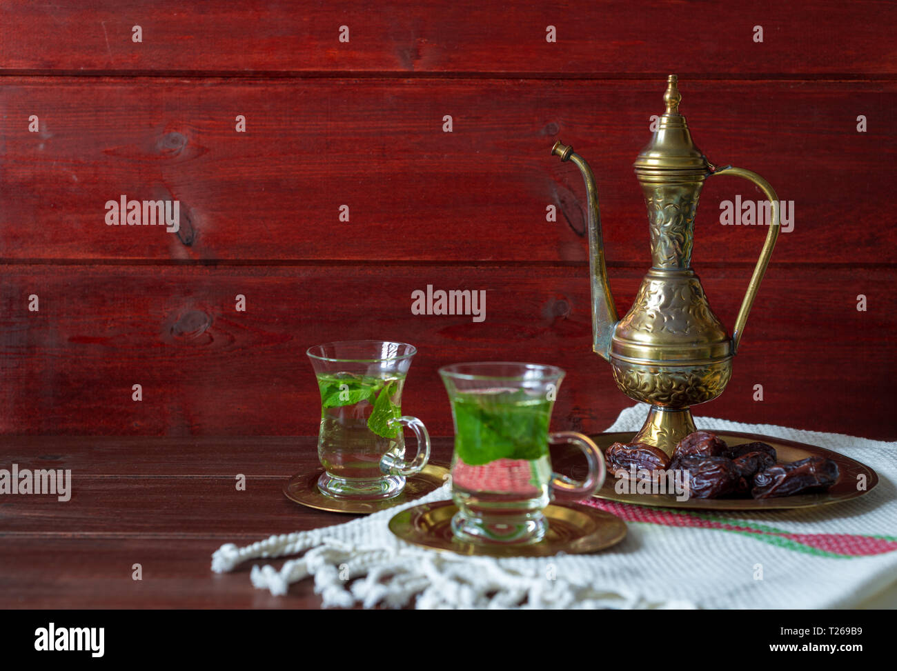 Iftar e Suhoor Ramadan concetto ,mentha tè in bicchieri di vetro e le date su sfondo di legno con una vecchia teiera Foto Stock