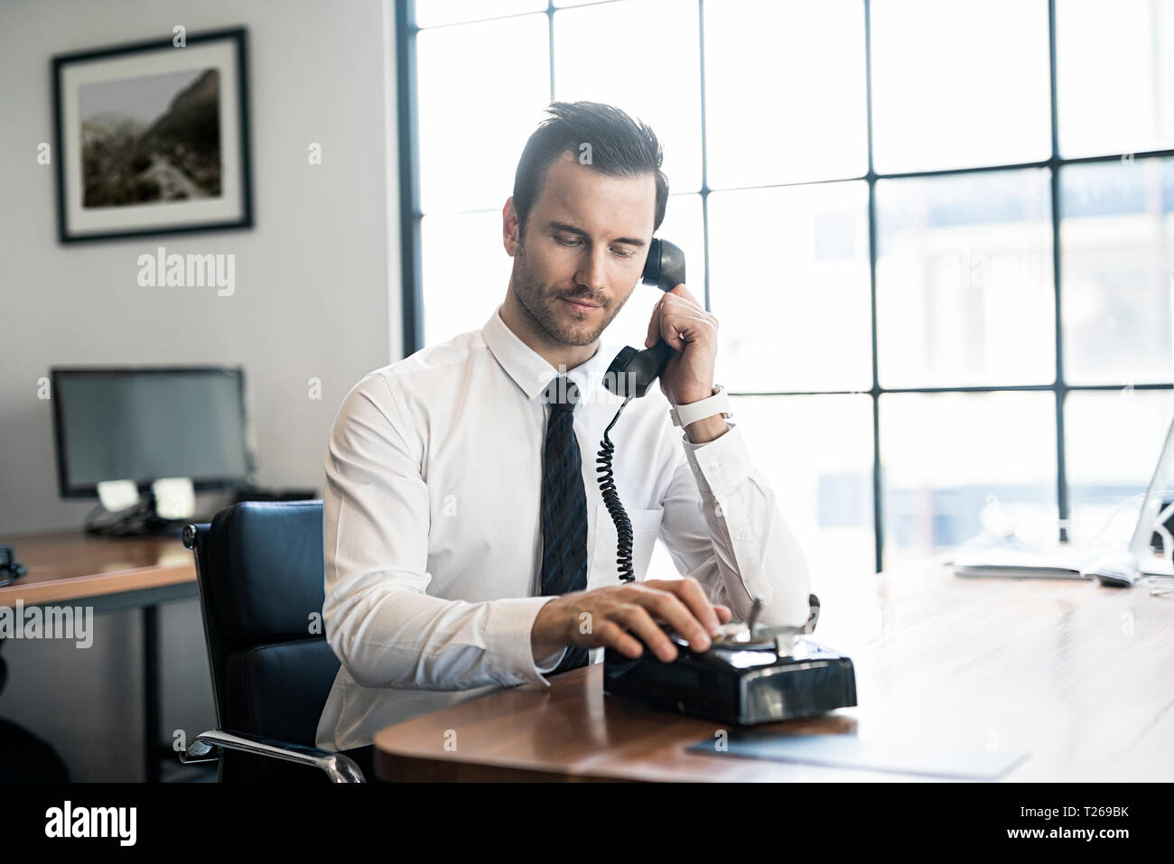 Imprenditore in ufficio utilizzando vintage telefono rétro Foto Stock