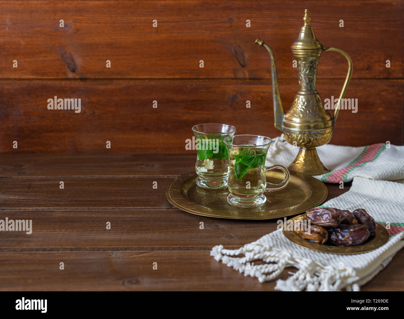 Iftar e Suhoor Ramadan concetto ,mentha tè in bicchieri di vetro e le date su sfondo di legno con una vecchia teiera Foto Stock