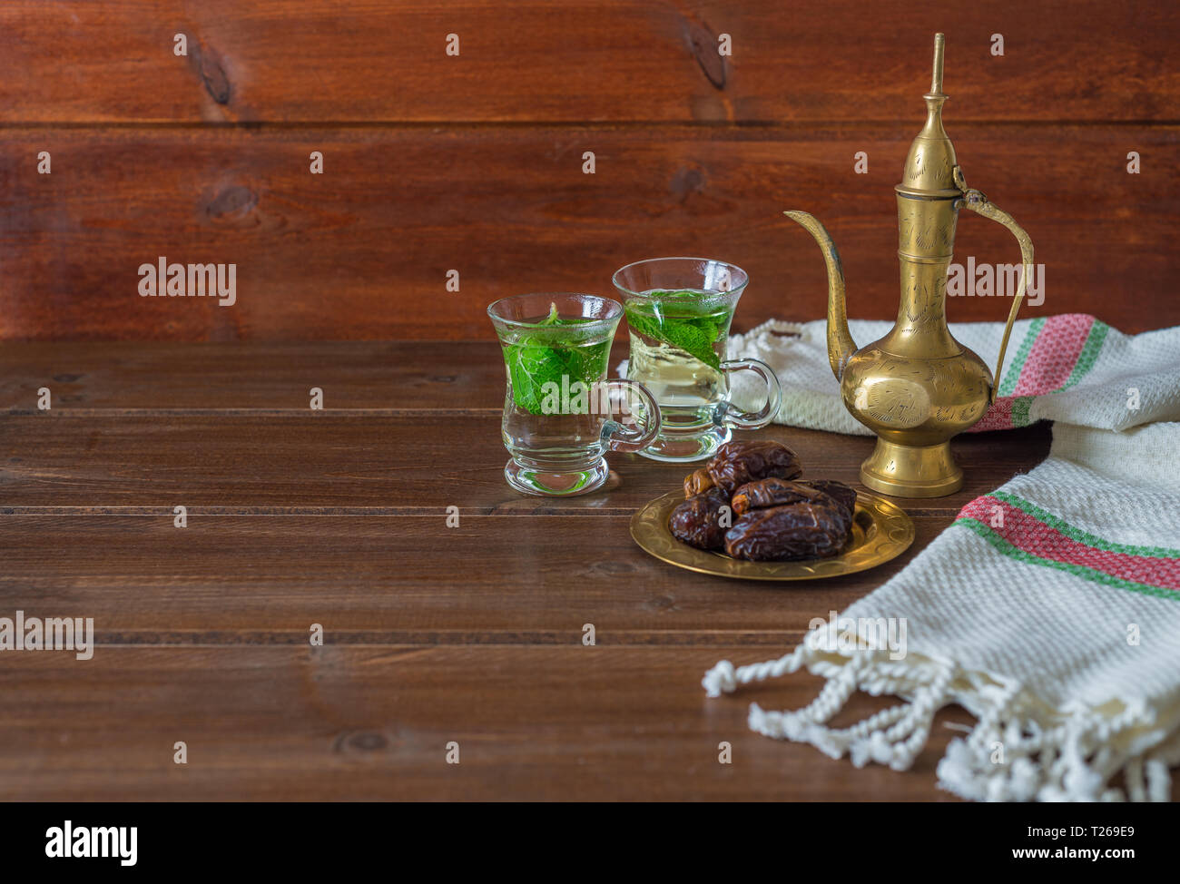 Iftar e Suhoor Ramadan concetto ,mentha tè in bicchieri di vetro e le date su sfondo di legno con una vecchia teiera Foto Stock