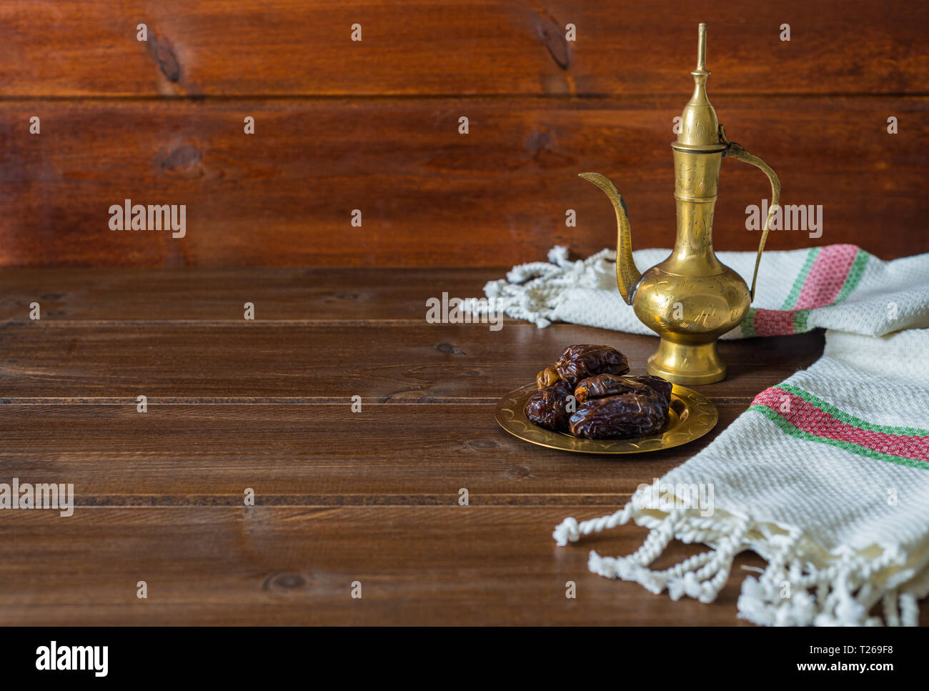 Il Ramadan preparazione alimentare, teiera con date, iftar cibo su sfondo di legno con spazio di copia Foto Stock