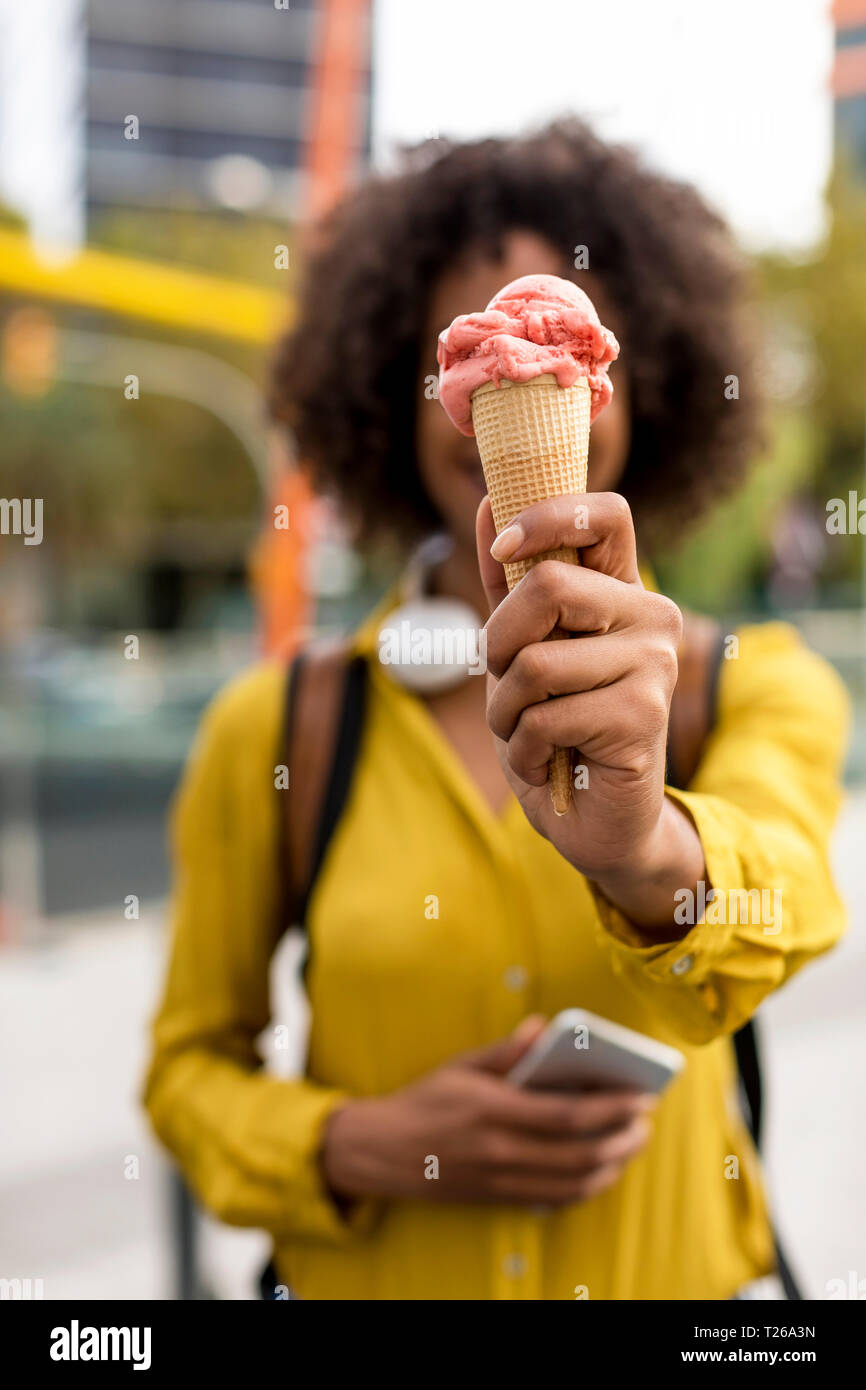 Donna di mano azienda cono gelato, close-up Foto Stock