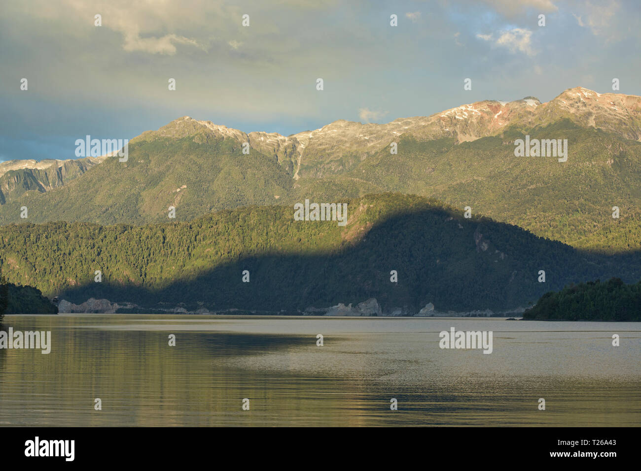 Il fiordo Puyuhuapi in Ventisquero suono davanti la Carretera Austral, Patagonia, Aysen, Cile Foto Stock