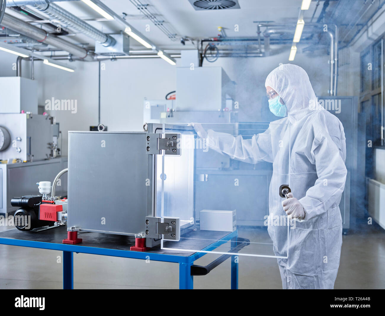 Farmacia lavorando nel laboratorio industriale clean room Foto Stock