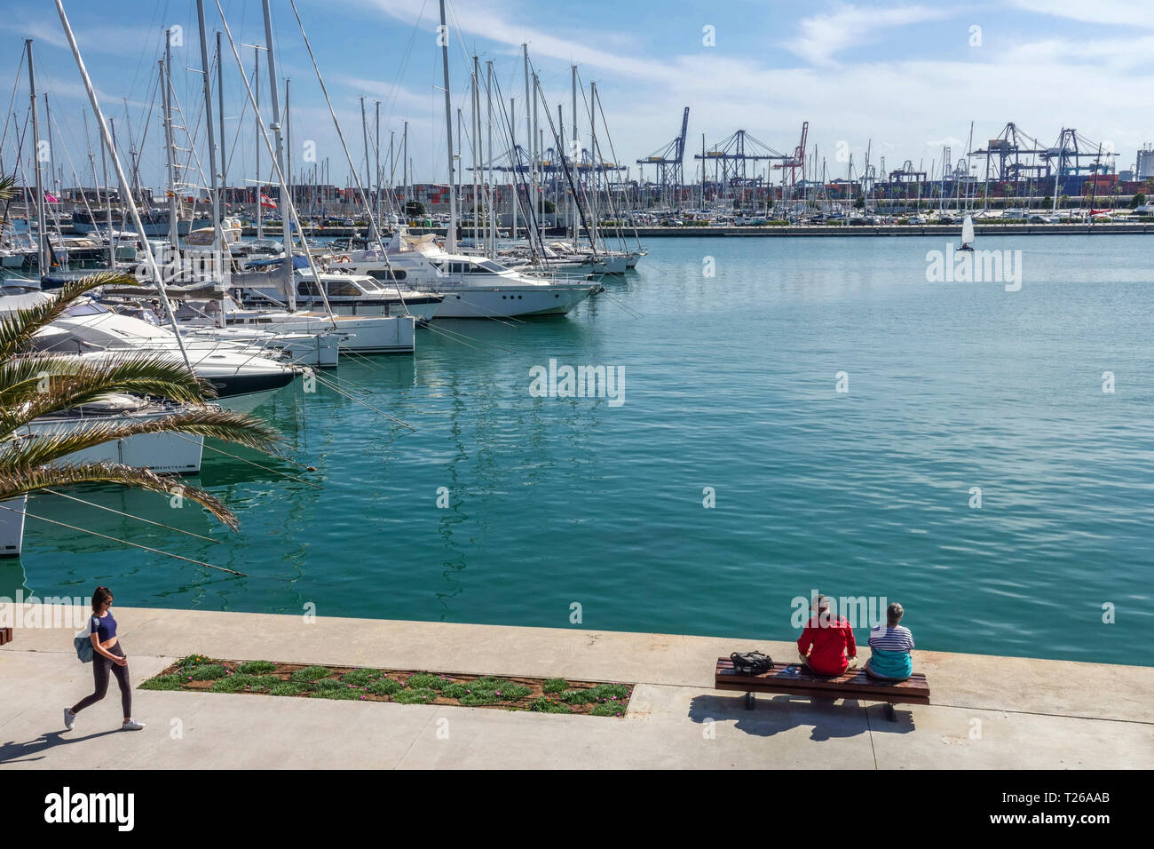 I turisti che guardano Yacht di lusso e barche a Valencia Marina Spagna  Porto Europa Porto di Valencia porto Foto stock - Alamy