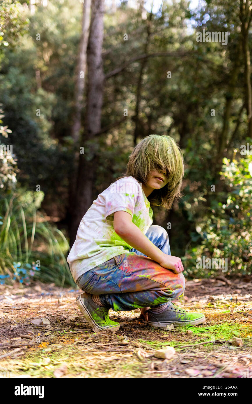 Ragazzo pieno di colorati vernice in polvere, celebrare Holi, Festival di colori Foto Stock