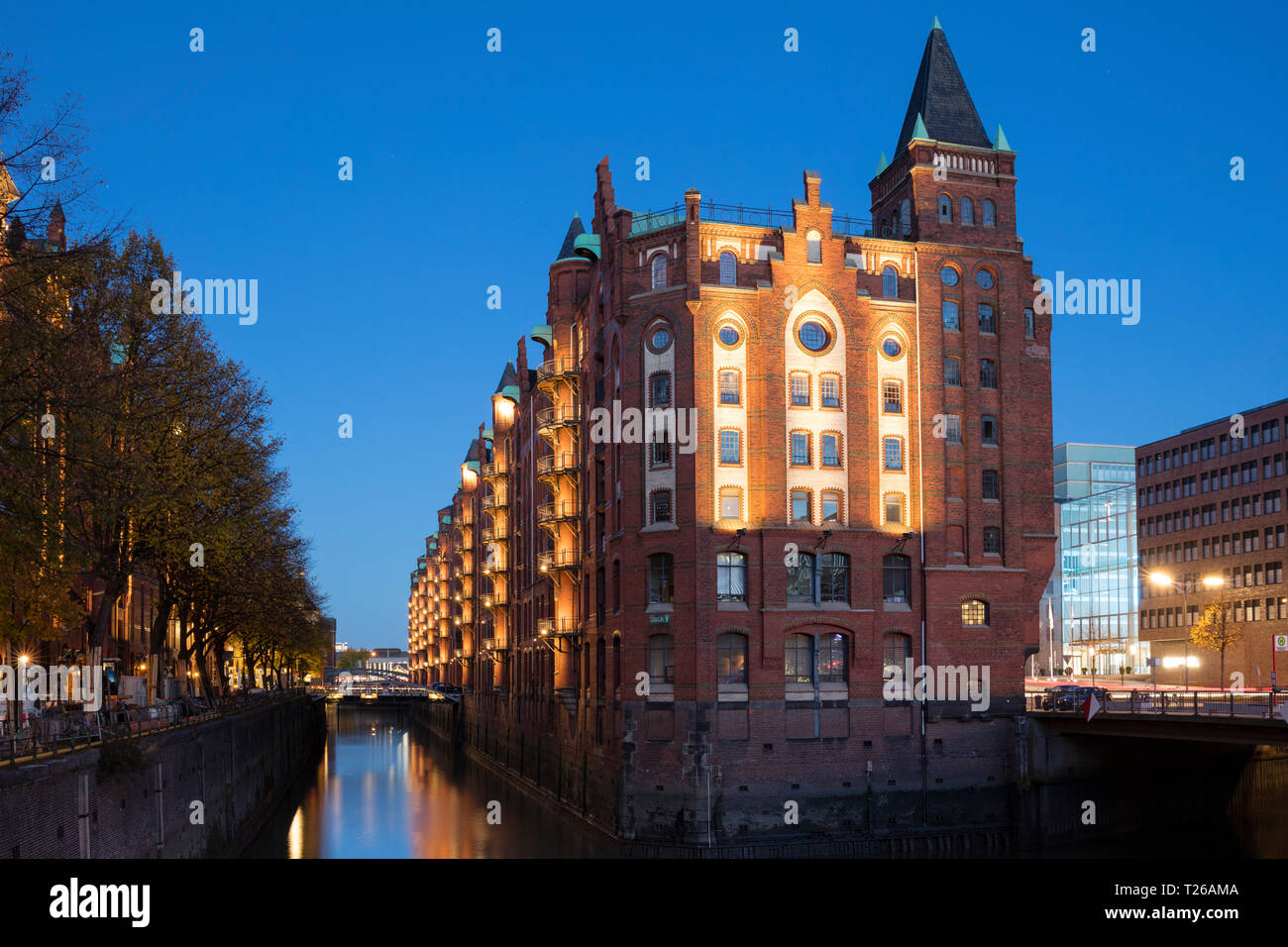 Germania, Amburgo, Speicherstadt, vecchio magazzino al crepuscolo Foto Stock