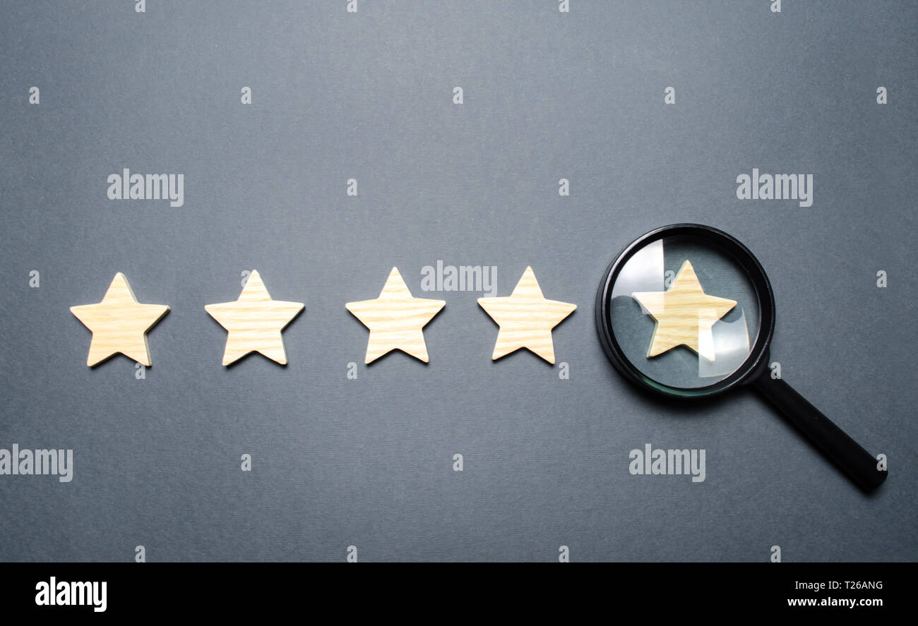 Cinque stelle e una lente di ingrandimento sull'ultima stella. Verificare la credibilità del rating o lo stato dell'istituzione, hotel e ristorante. Auditing, tes Foto Stock