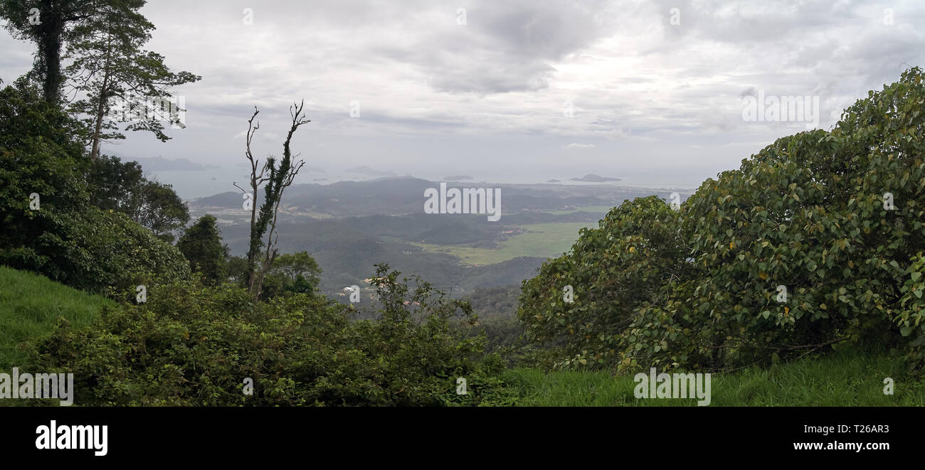 Un fantastico panorama vista dall'o Gunung Raya mountain, il punto più alto di Langkawi, Malesia. Montagne distanti nella nebbia e l'oceano sulla BAC Foto Stock