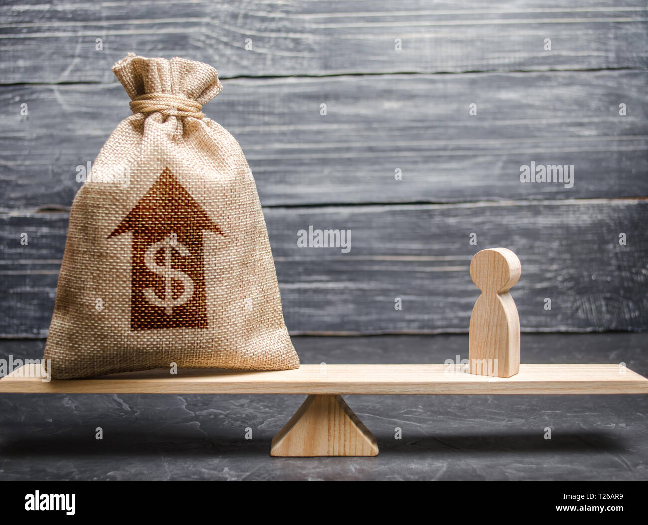 Sacco di denaro con freccia su e uomo figurina su scale. Criteri e requisiti per aumentare il lavoro di uno specialista. Determinazione dei salari equi. Th Foto Stock