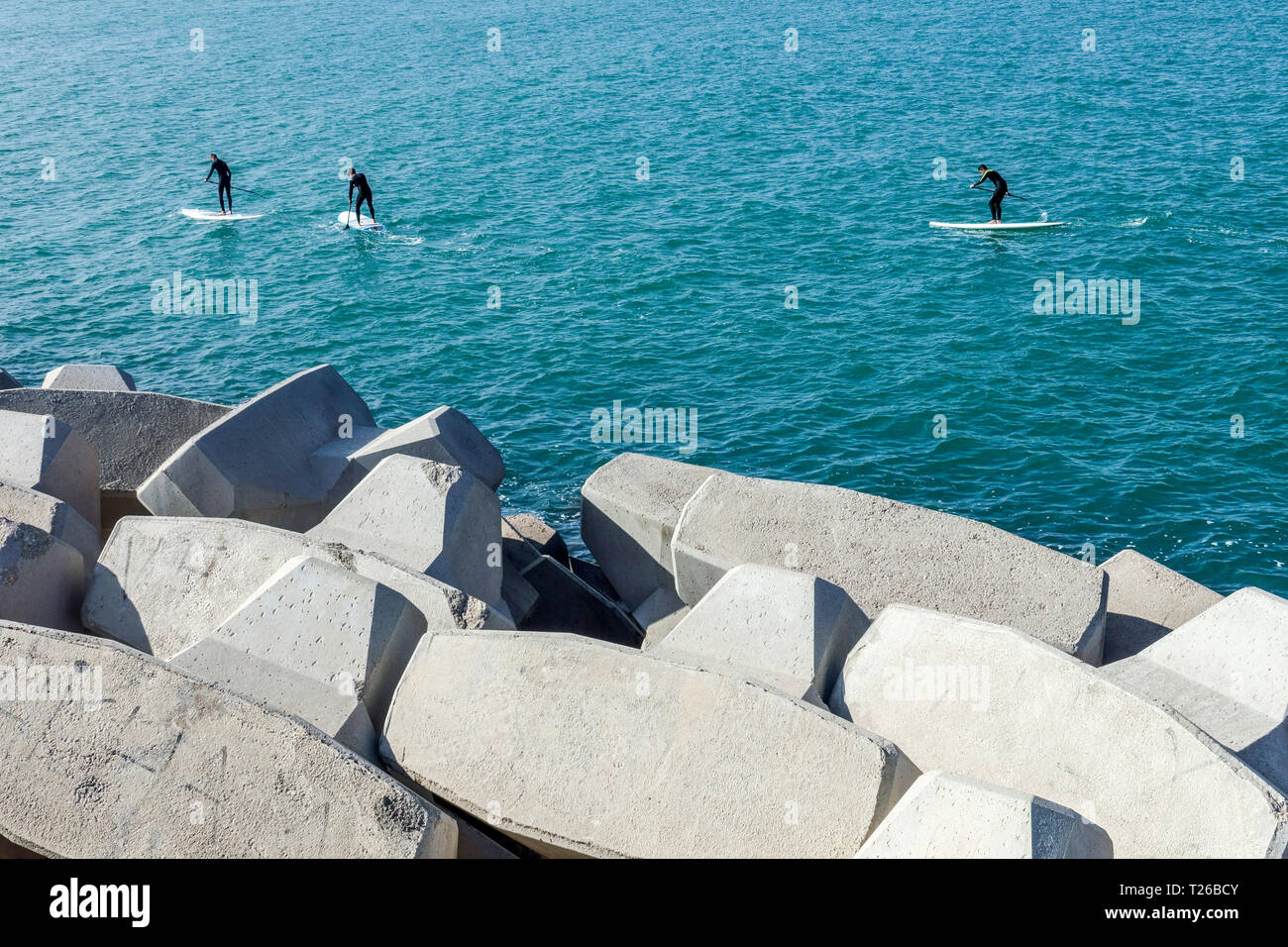 Tre pedalò sul mare, paddle boarding mare a Valencia, Spagna Foto Stock