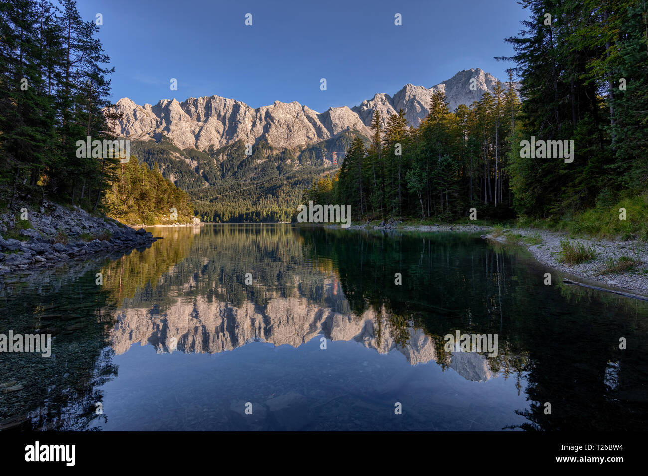 Eibsee lago vicino a Grainau la Baviera con una vista del monte Zugspitze Foto Stock