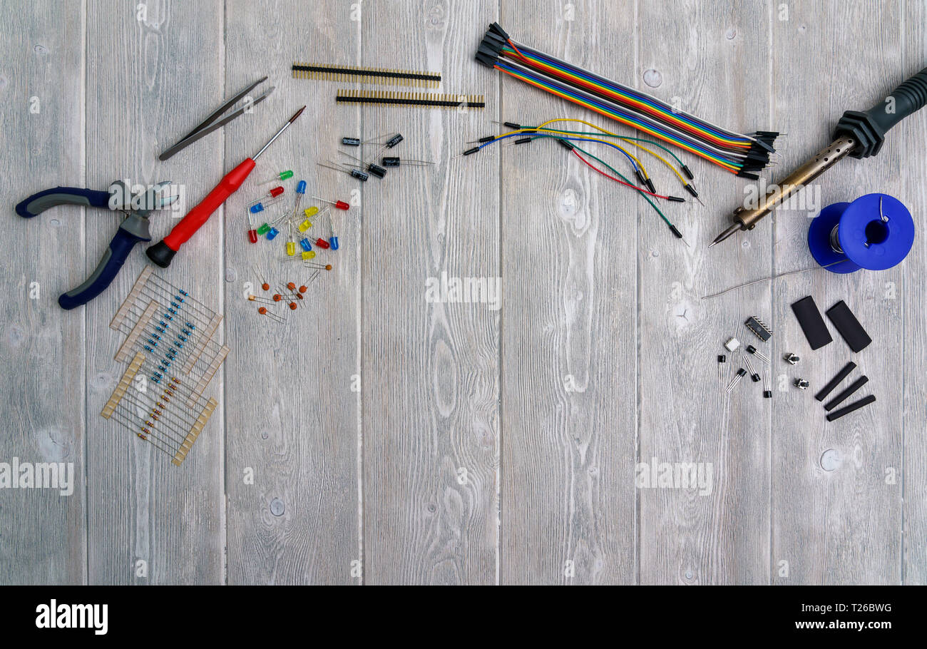 Led, resistori e componenti elettronici con strumenti su un bianco sfondo vintage Foto Stock