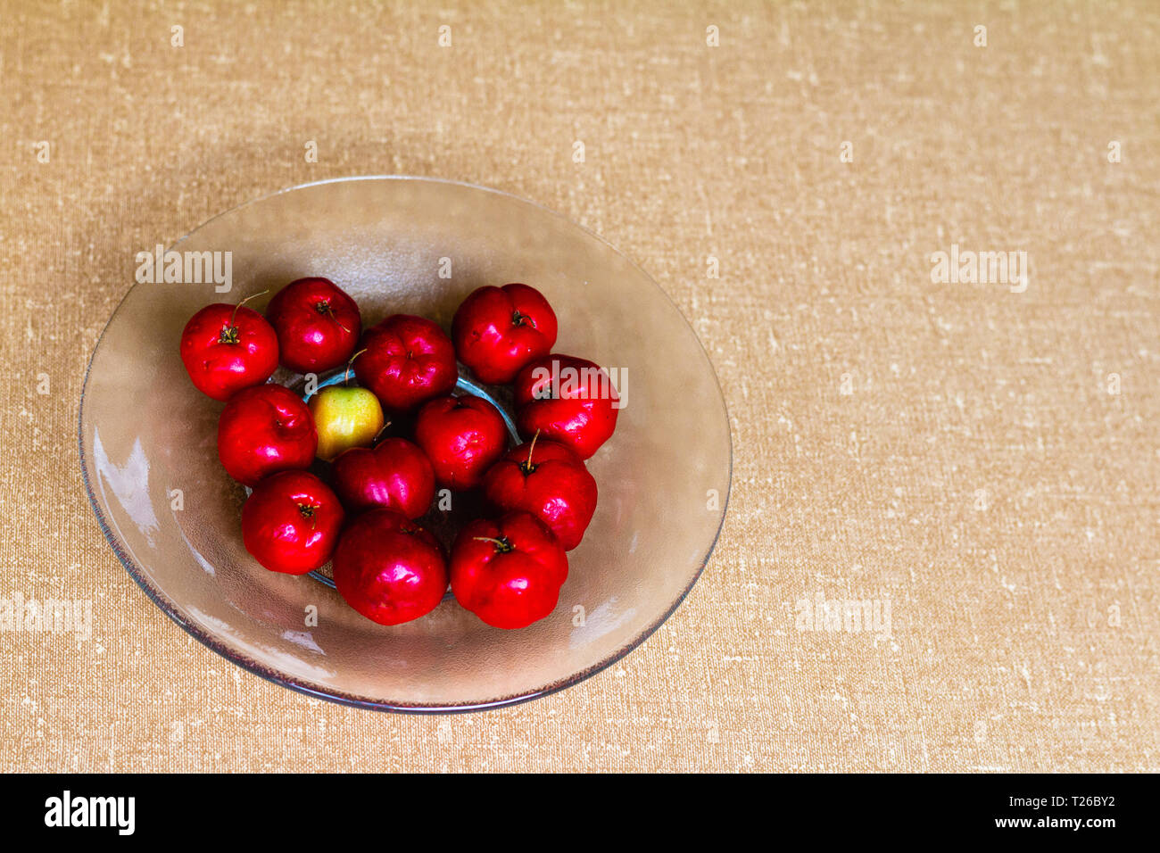 Acerola è più ben noto per essere estremamente ricco di vitamina C. Foto Stock