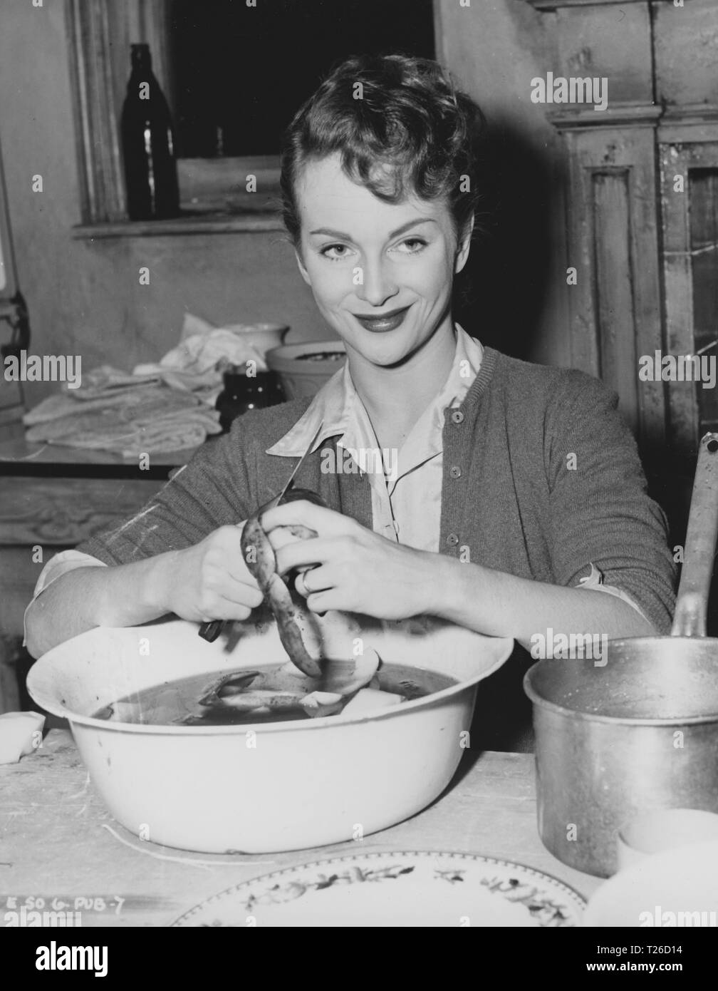 Giovani mogli racconto (1951) Joan Greenwood per la pelatura di patate, Data: 1951 Foto Stock