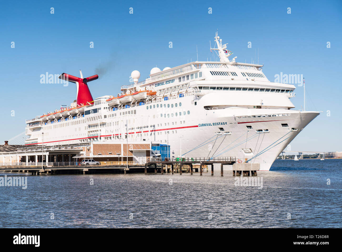 Charleston, SC - 3 Novembre 2018: nave da crociera Carnival Ecstasy ancorata a Charleston, Carolina del Sud Foto Stock