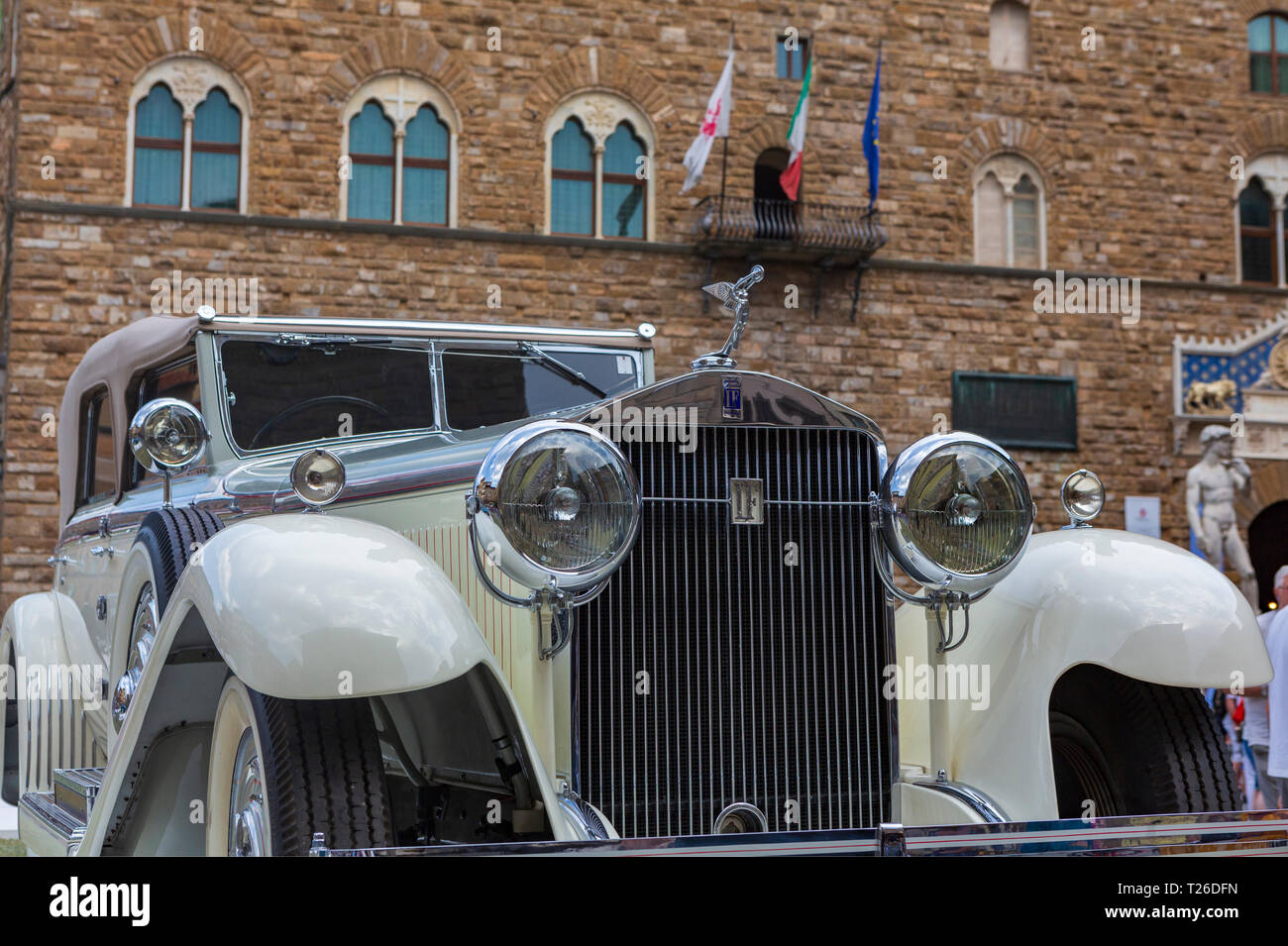 Alfa Romeo, un lusso italiano auto aziendale, display a Piazzo della Signoria di Firenze, Toscana, Italia. Foto Stock