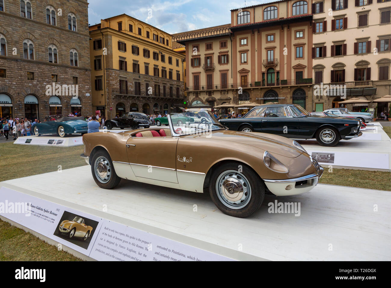 Alfa Romeo, un lusso italiano auto aziendale, display a Piazzo della Signoria di Firenze, Toscana, Italia. Foto Stock