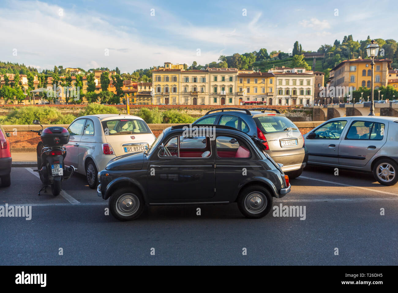 Classic FIAT parcheggiato lungo il fiume Arno in Firenze, Toscana, Italia. Foto Stock