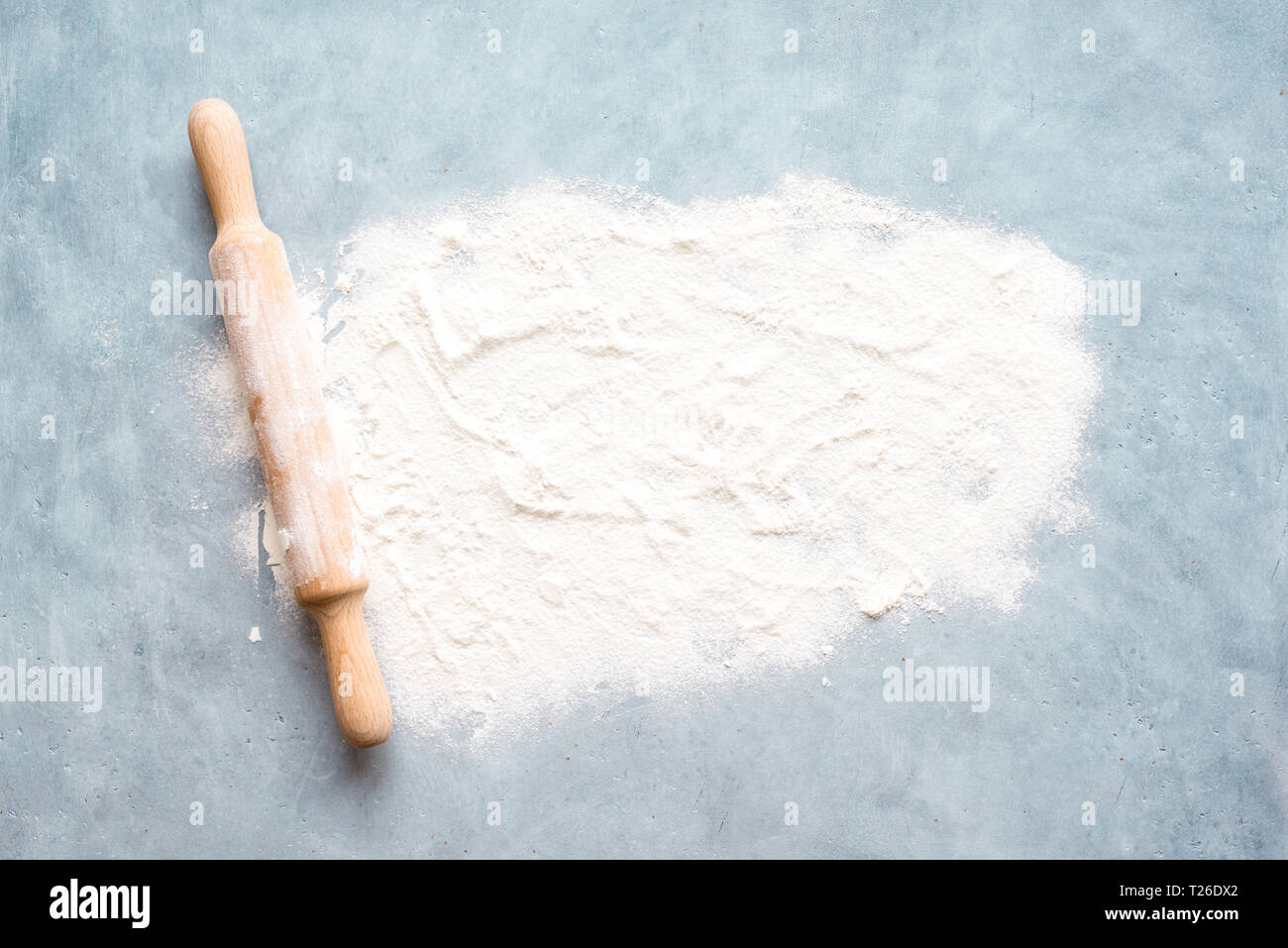 Farina e mattarello su sfondo blu, vista dall'alto, copia dello spazio. In casa il concetto di cottura, spazio per il testo. Foto Stock