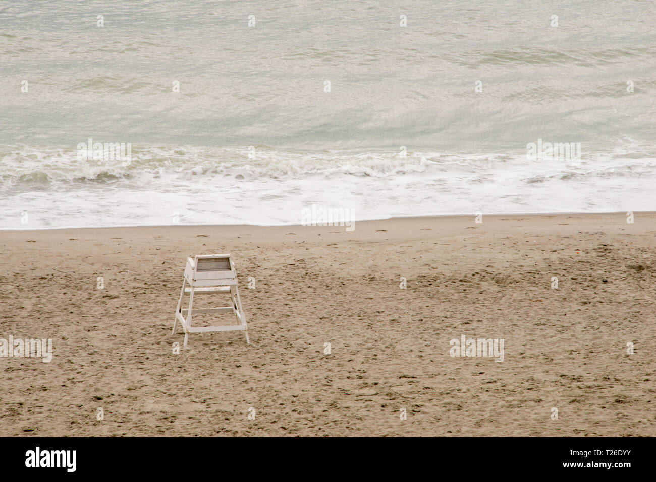 Questo lifeguard stand si siede da solo sull'Oceano Atlantico come una forte tempesta ha colpito. Foto Stock