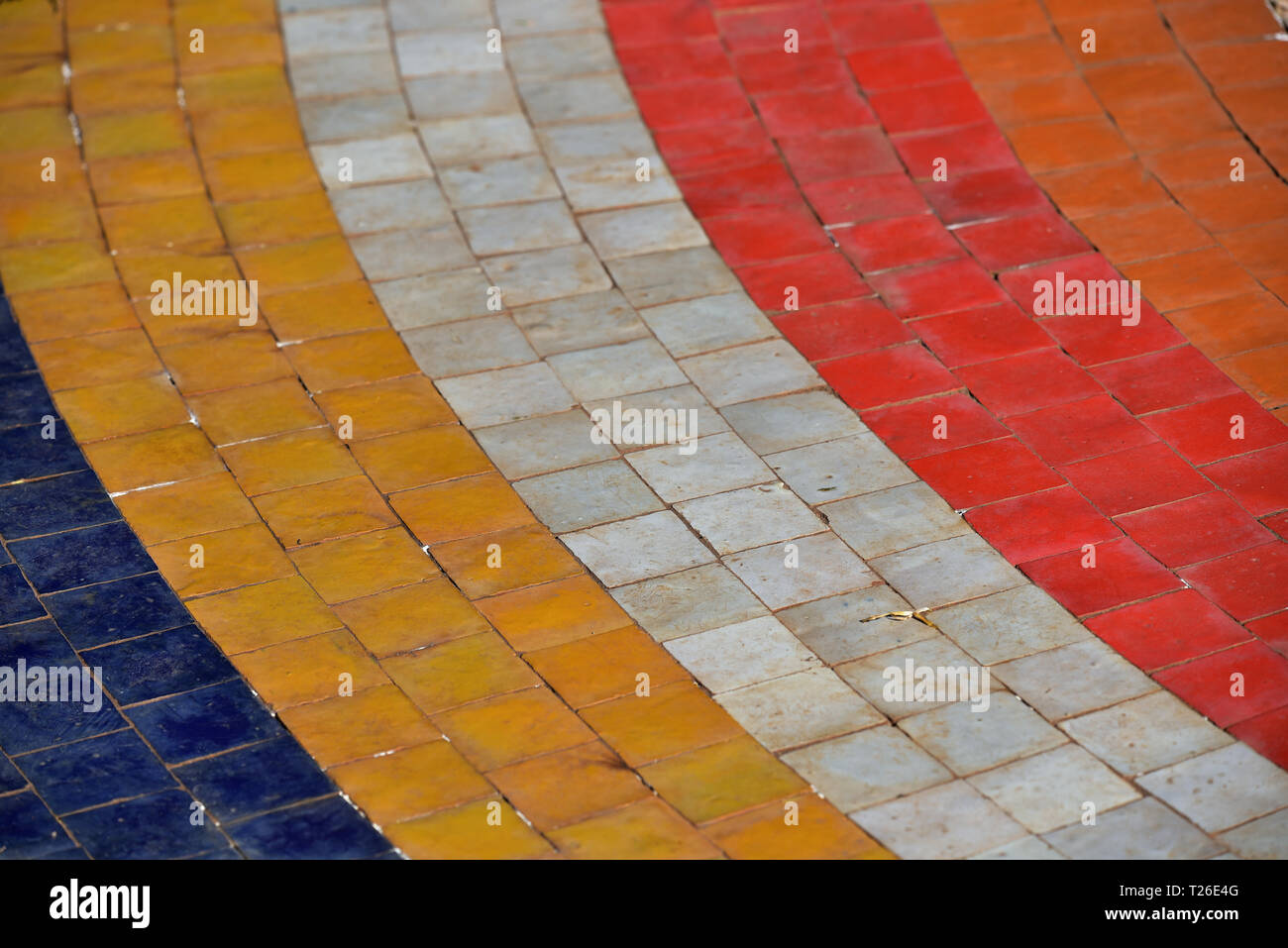 In prossimità di piccole colorate piastrelle a mosaico in una configurazione circolare Foto Stock