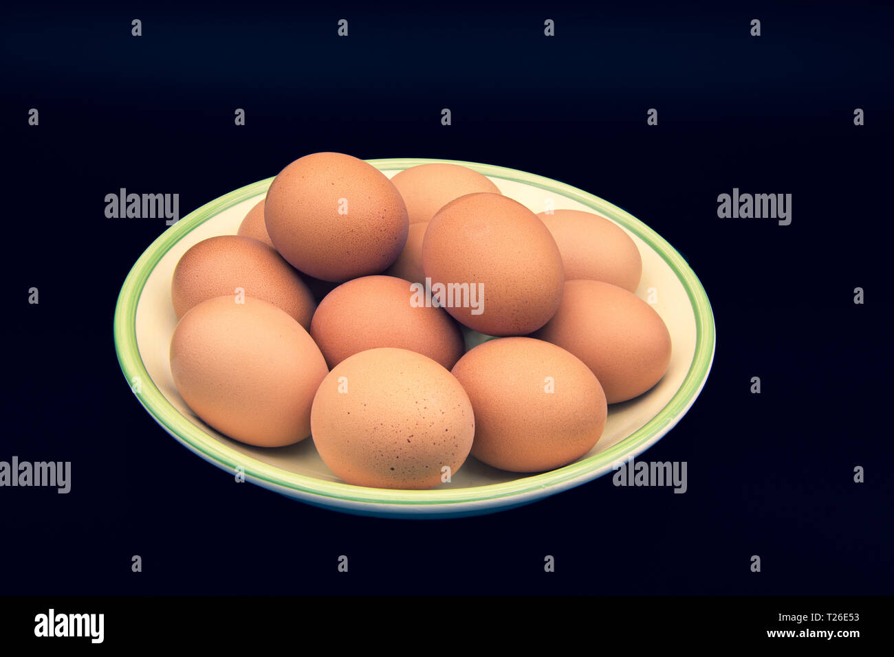 Dodici le uova in un piatto di portata Foto Stock