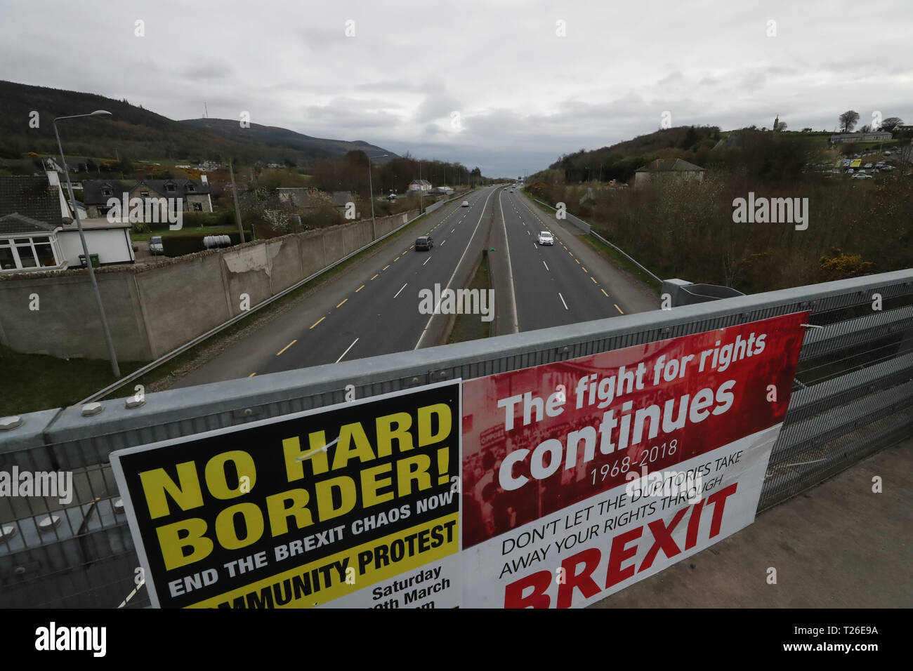 Le comunità frontaliere contro Brexit tenendo proteste sulla vecchia strada di Belfast in Carrickcarnon sul lato nord della frontiera irlandese, tra Newry e Dundalk. La giornata di protesta contro un bordo duro in Irlanda. Foto Stock