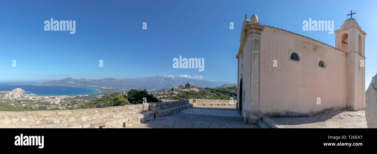 La chiesa di Notre Dame de la Serra e la baia di Calvi (Corsica) - vista panoramica Foto Stock