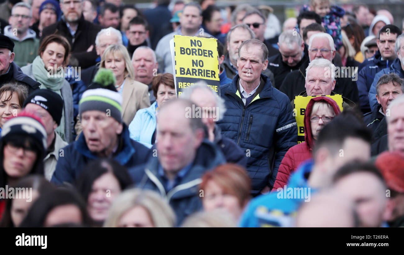 Le comunità frontaliere contro Brexit tenendo proteste sulla vecchia strada di Belfast in Carrickcarnon sul lato nord della frontiera irlandese, tra Newry e Dundalk. La giornata di protesta contro un bordo duro in Irlanda. Foto Stock