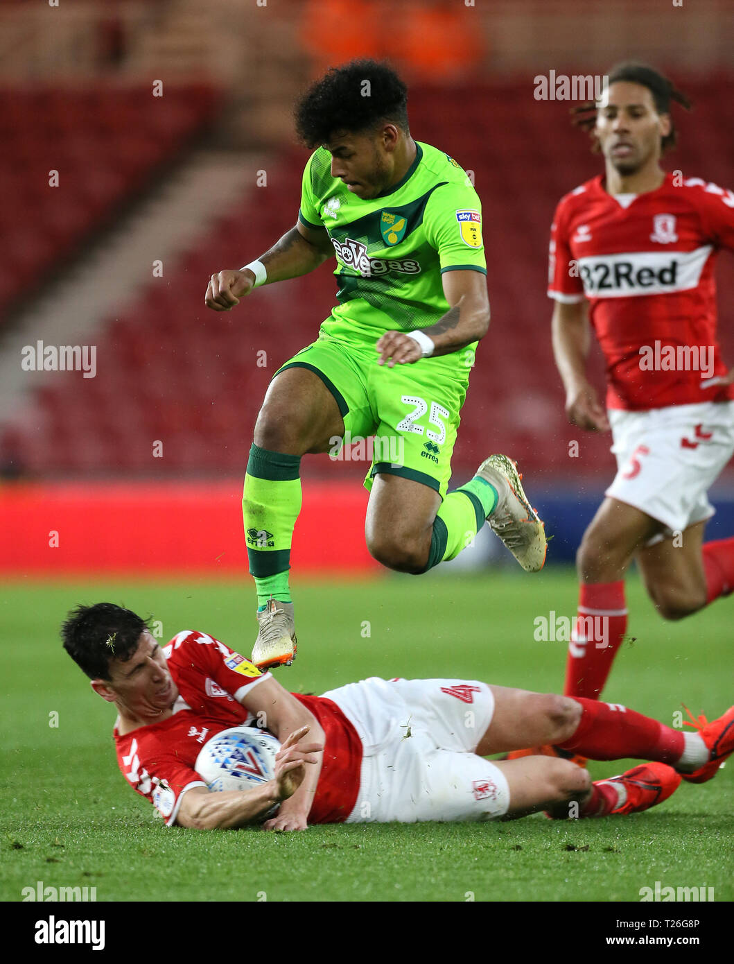 Il Middlesbrough è Daniel Ayala (sinistra) e Norwich City's Onel Hernandez (destra) battaglia per la sfera durante il cielo di scommessa match del campionato al Riverside Stadium, Middlesbrough. Foto Stock