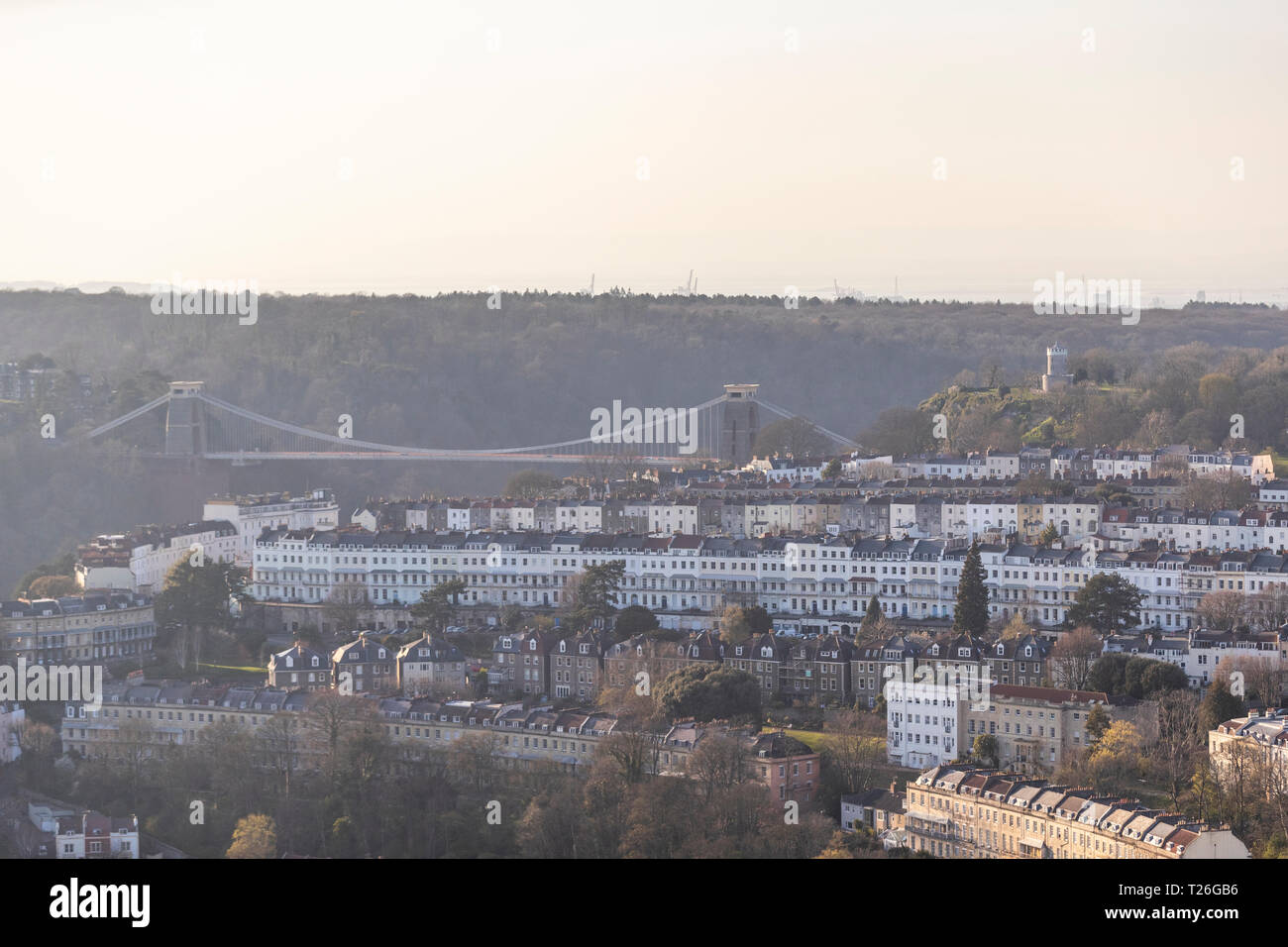 Il ponte sospeso di Clifton e la grand case di Royal York Crescent. Bristol dall'aria. Foto Stock