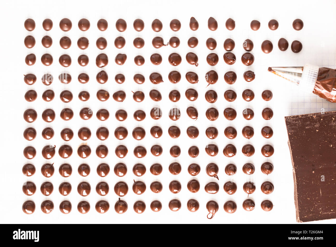 Concetto di cibo facendo cioccolato artigianale di trucioli per pasticceria su sfondo bianco Foto Stock