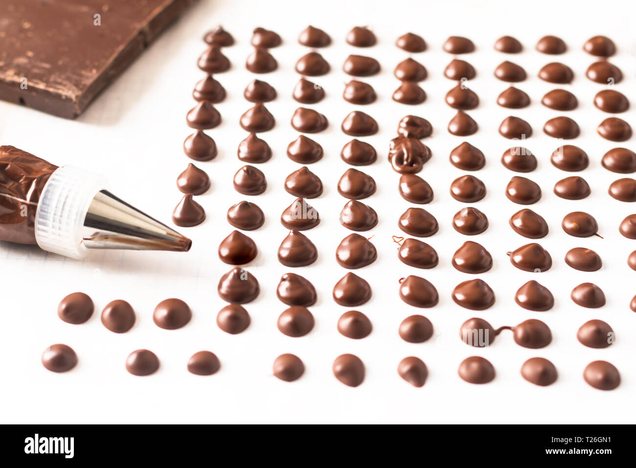 Concetto di cibo facendo cioccolato artigianale di trucioli per pasticceria su sfondo bianco Foto Stock