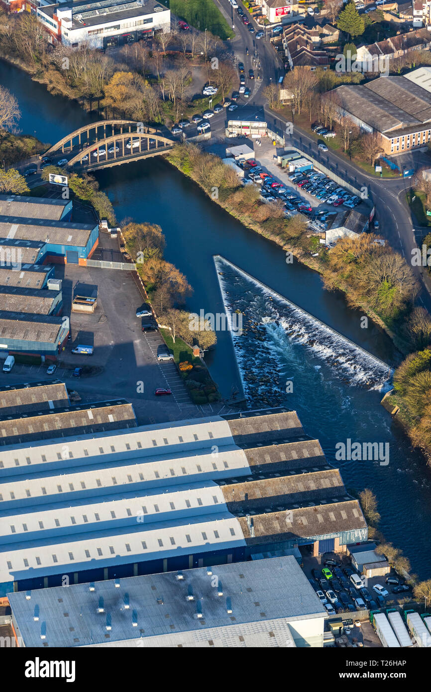 A forma di V weir sul fiume Avon a Whitby Road nella città. Circondato da parchi industriali. Bristol dall'aria. Foto Stock