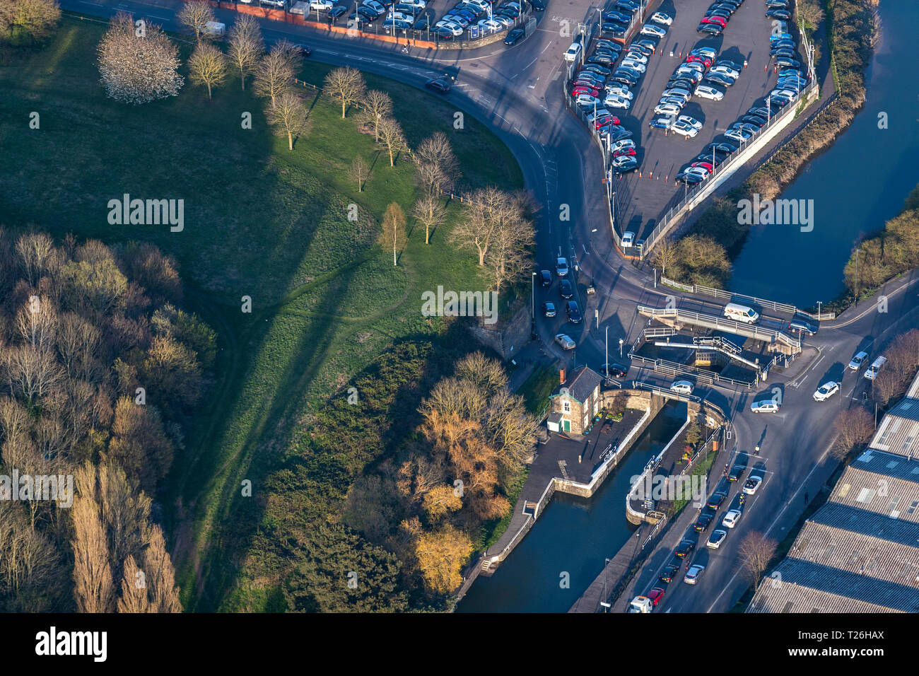 Alimentatore blocco stradale sul fiume Avon a Whitby Road nella città. Circondato da parchi industriali. Bristol dall'aria. Foto Stock