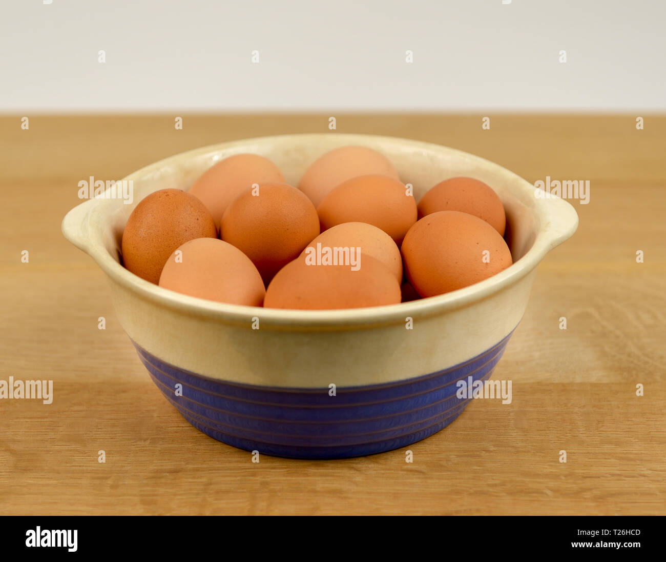 Fattoria fresco organico gamma libera le uova in una terrina. Dalla fattoria alla tavola Foto Stock
