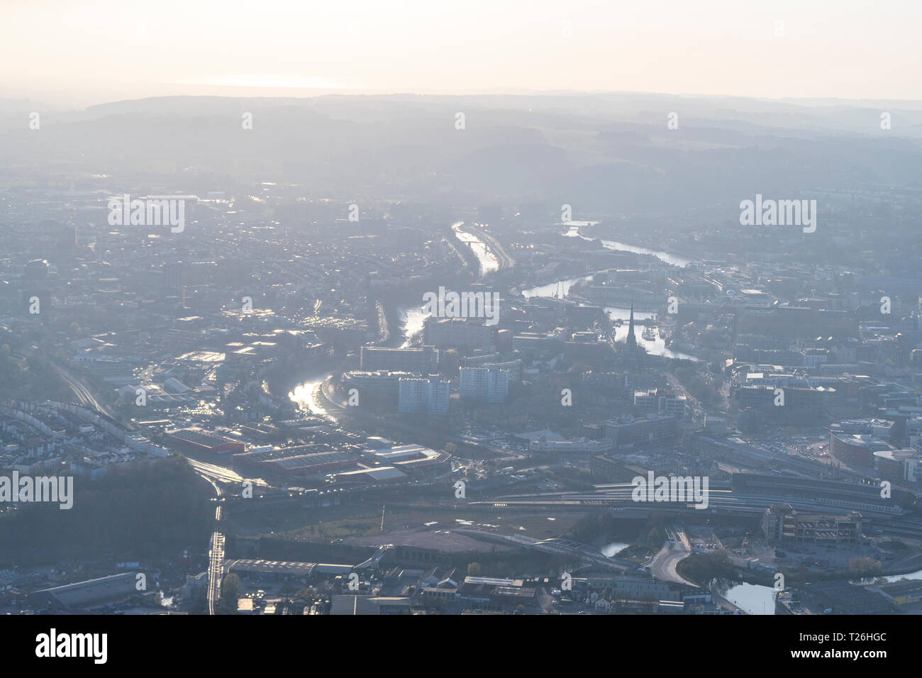 Guardando a valle del fiume Avon verso il centro della città al tramonto. Bristol dall'aria. Foto Stock