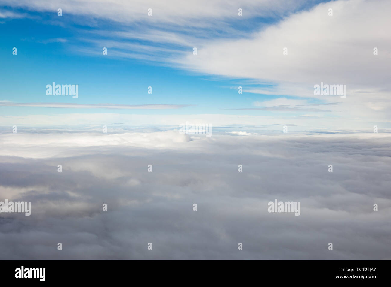 Impressionante cloudscape con le nuvole al di sopra e al di sotto di Foto Stock