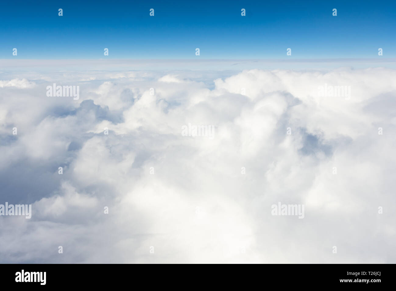 Impressionante cloudscape con nuvole bianche al di sotto del cielo blu Foto Stock