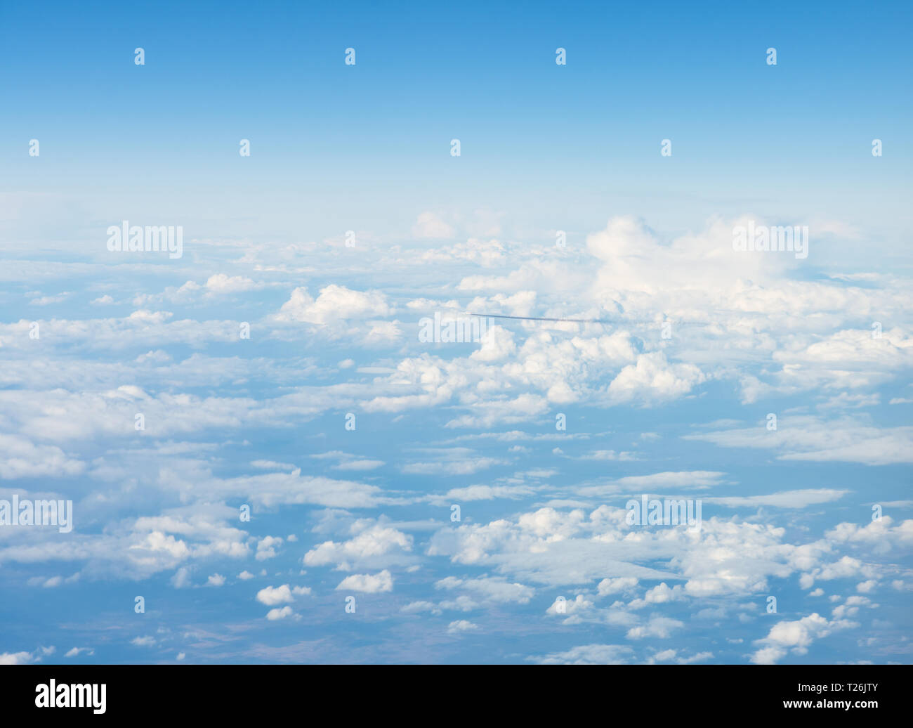 Aeroplano e il suo oscuro via al di sopra delle nuvole bianche Foto Stock
