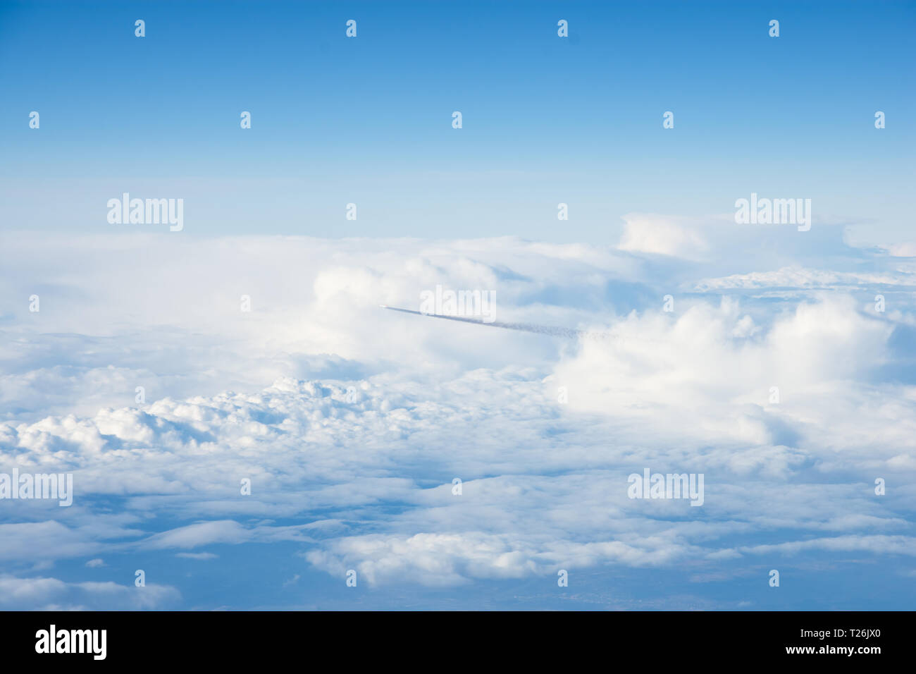 Aeroplano e il suo oscuro via al di sopra delle nuvole bianche Foto Stock