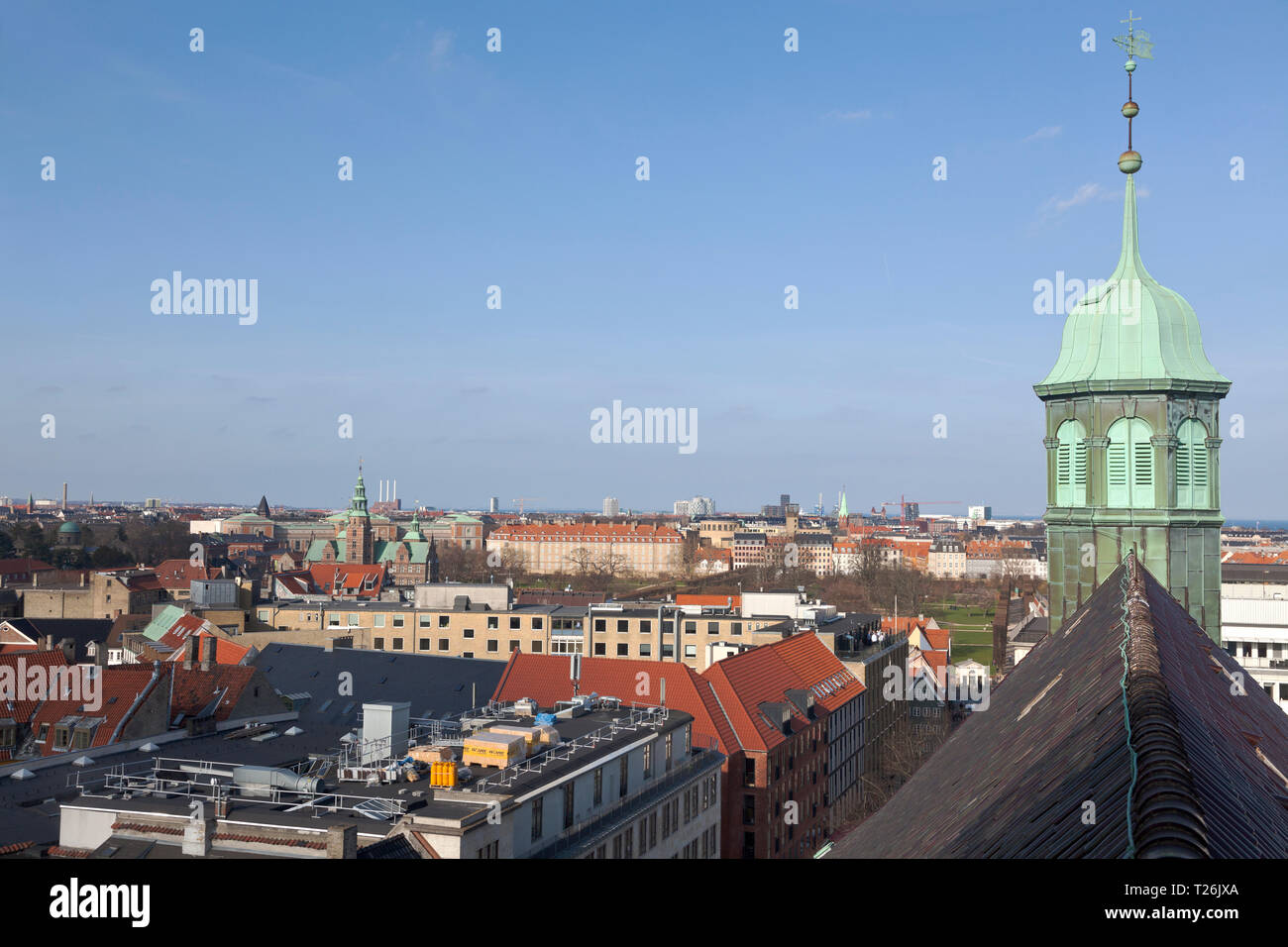 Skyline e tetti di Copenhagen, Danimarca. Trinitatis Chiesa torre, Rosenborg palace e il giardino del re. Nuovo Distretto Nordhavn nella distanza. Foto Stock