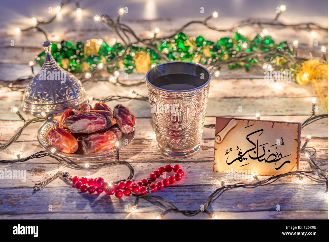 Biglietto Di Auguri Con Il Testo Arabo Ramadan Kareem Con Date Rosario E Acqua Cup Con Allah Il Testo In Arabo Foto Stock Alamy