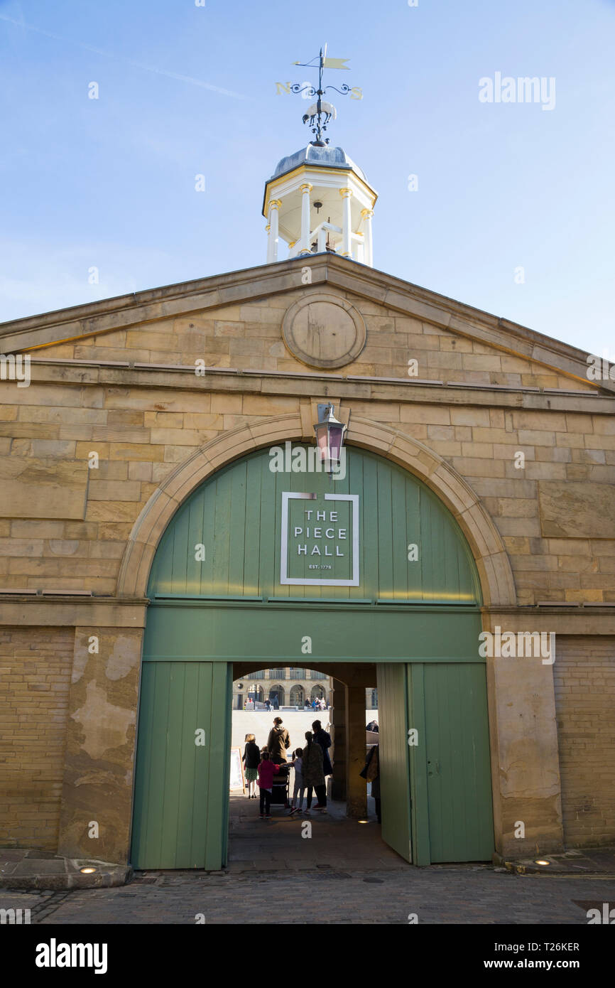 Gate nella parete ovest, ingresso da Westgate, nella Piece Hall. Sunny / sun & blue sky. Halifax, West Yorkshire, Regno Unito. (106) Foto Stock