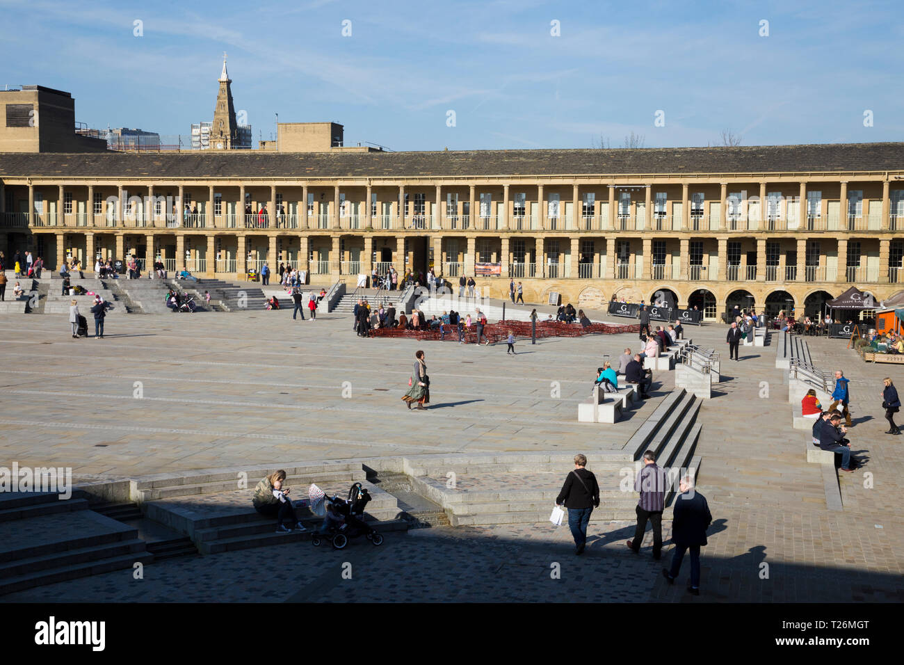 Guardando oltre la piazza del quadrangolo alla parete nord colonnade / colonnati / balcone / balconi del pezzo Hall. Sunny / sun & blue sky. Halifax, West Yorkshire, Regno Unito. (106) Foto Stock