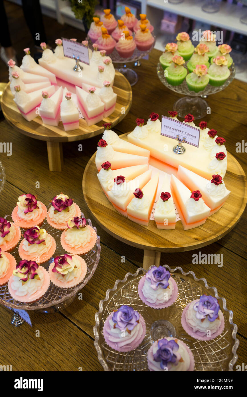 Lusso sapone artigianale prodotti e dono saponi display interno Yorkshire sapone Co. / Company shop presso la Piece Hall. Halifax, West Yorkshire, Regno Unito. Foto Stock